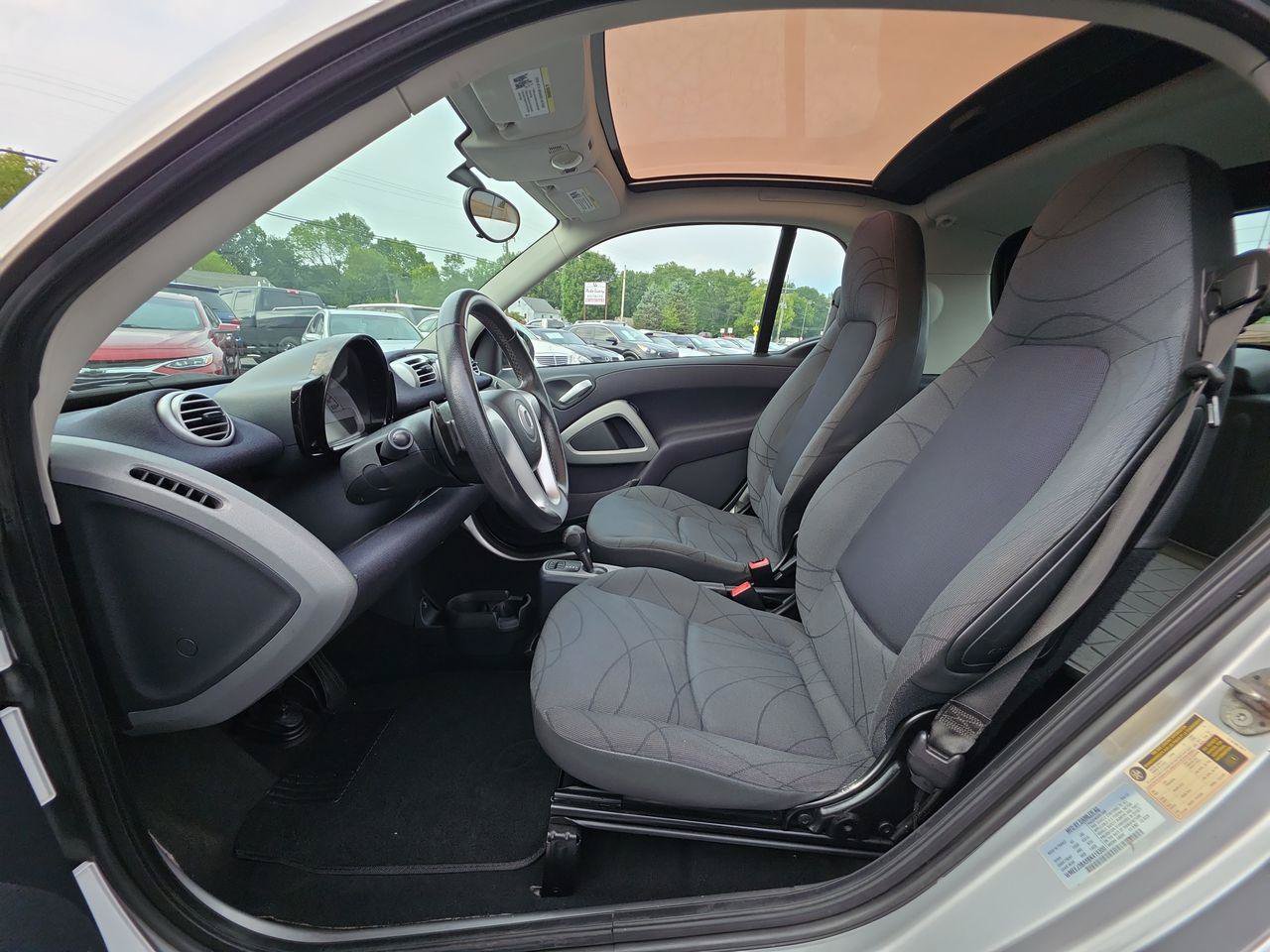 Used 2011 smart fortwo passion RWD image 3