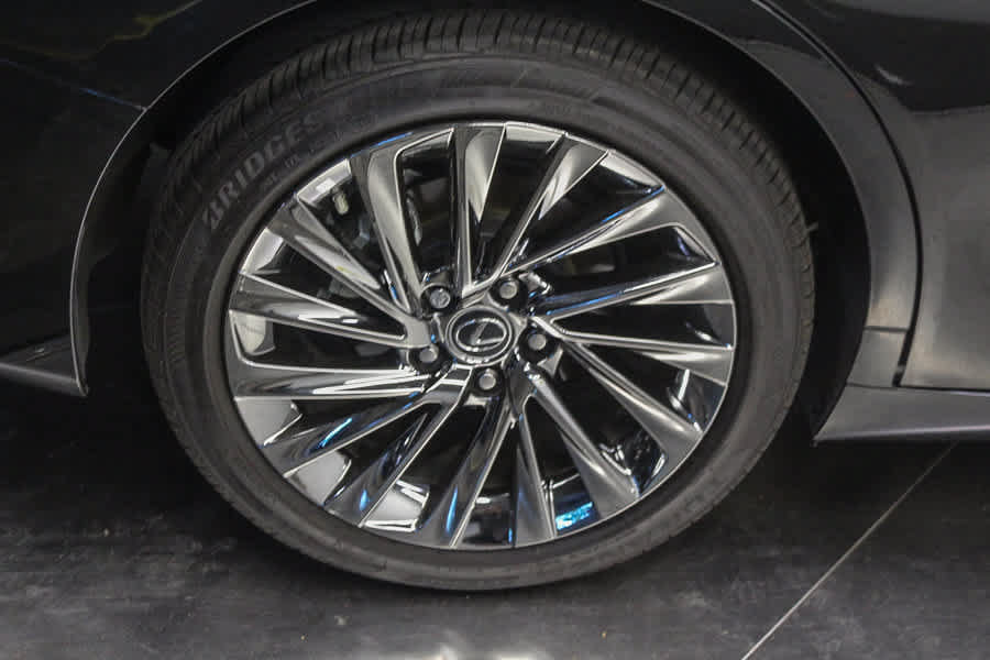 Used 2025 Lexus ES 300h w/ Accessory Package (Z1) FWD image 9