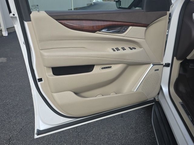 Used 2016 Cadillac Escalade Luxury image 19