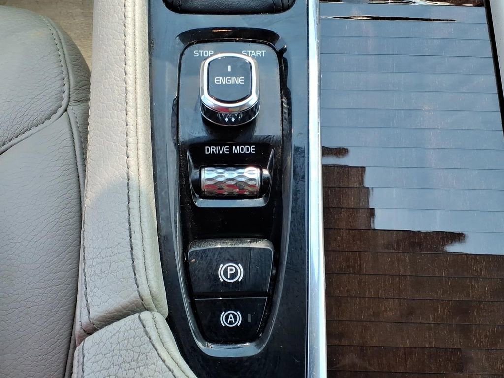 Used 2016 Volvo XC90 T6 Momentum w/ Momentum Plus Package AWD/4WD image 17