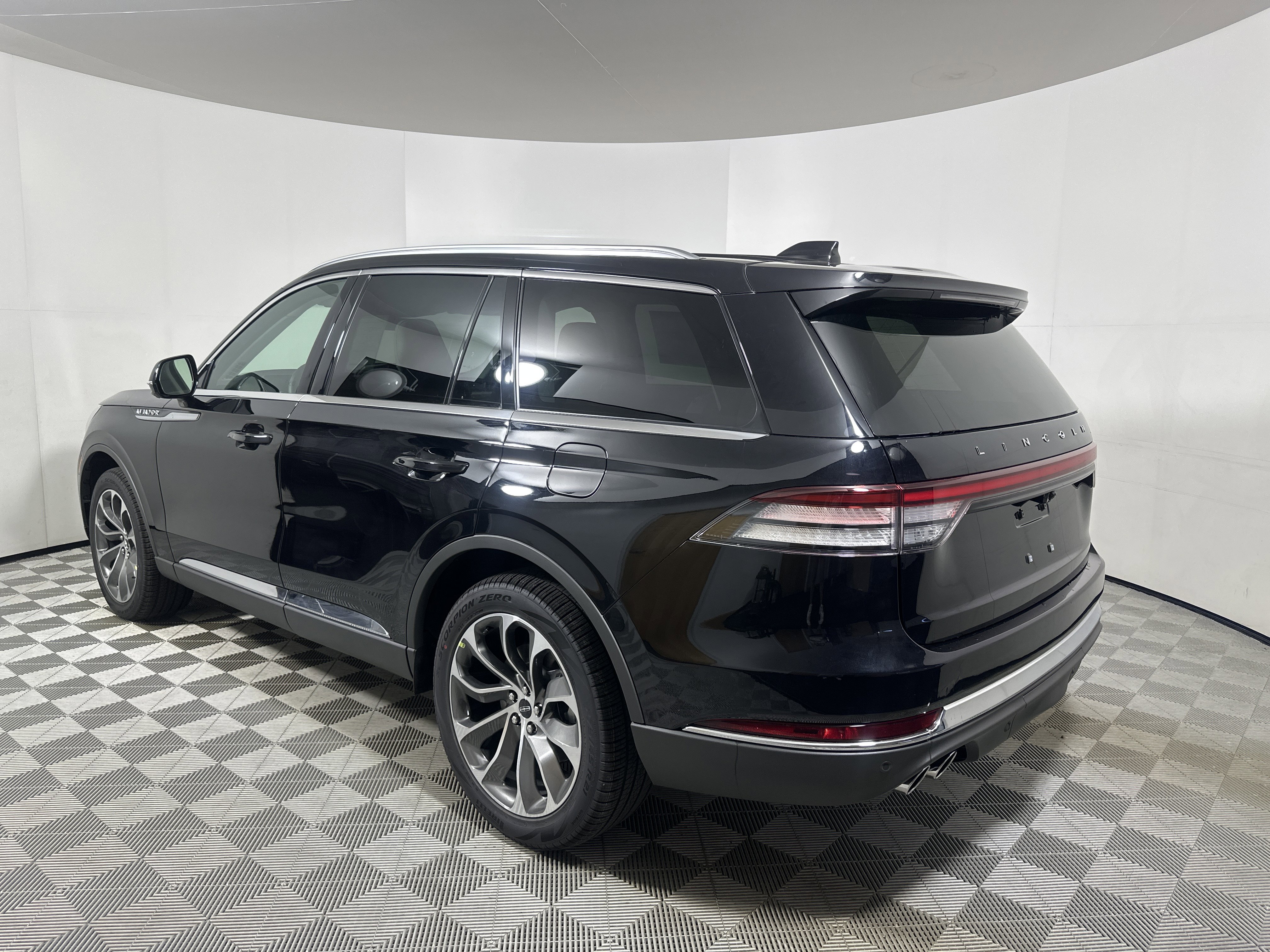 New 2025 Lincoln Aviator AWD image 5