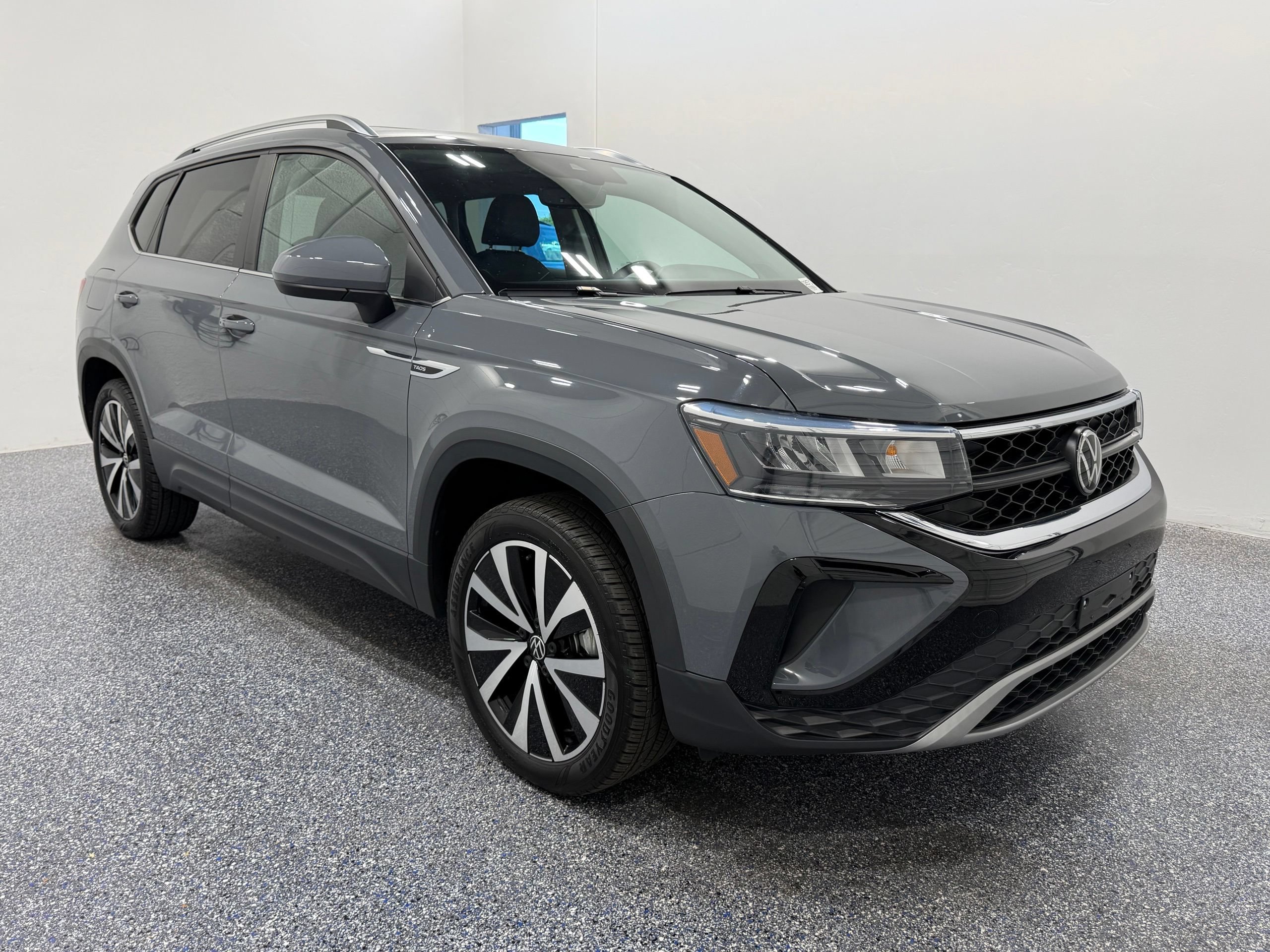 Used 2023 Volkswagen Taos SE w/ Panoramic Sunroof Package FWD image 9