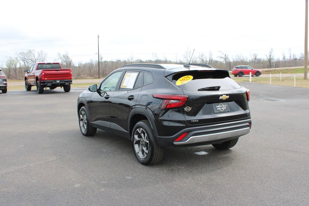 Used 2025 Chevrolet Trax LT w/ LT Convenience Package image 7