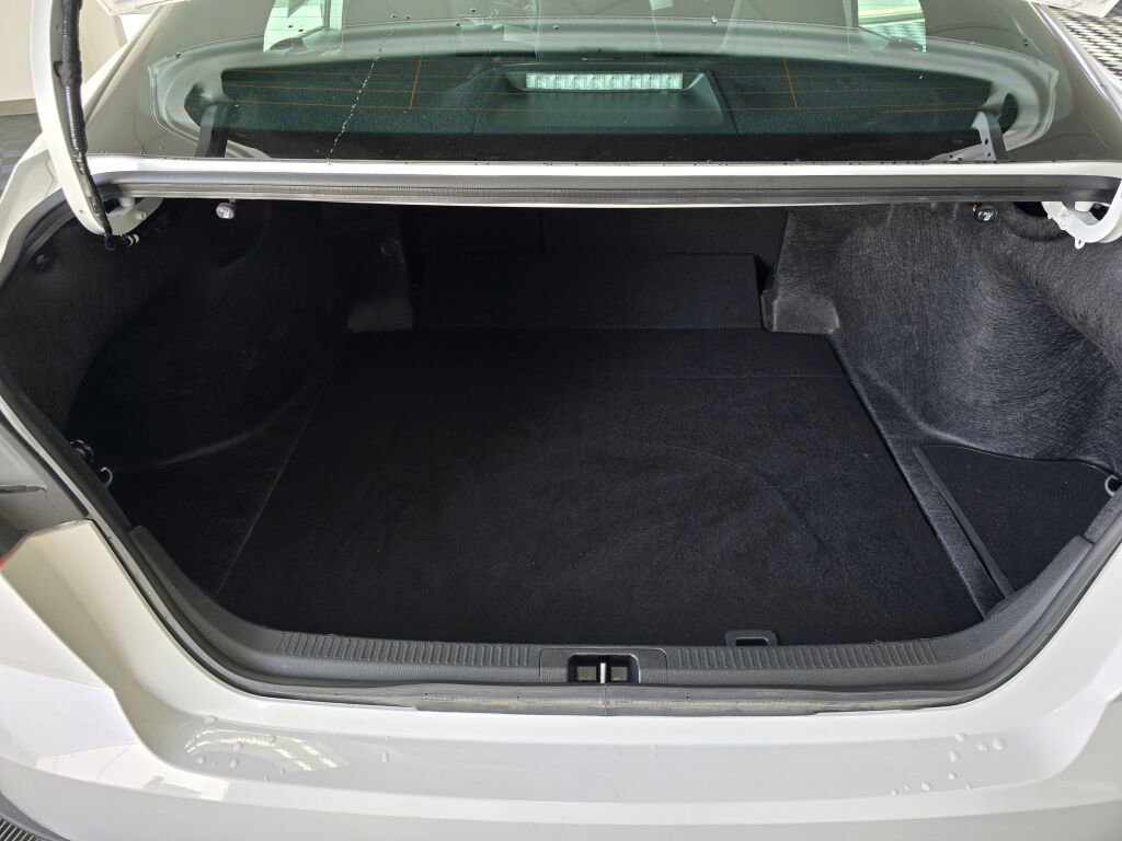 Used 2025 Toyota Camry SE image 18