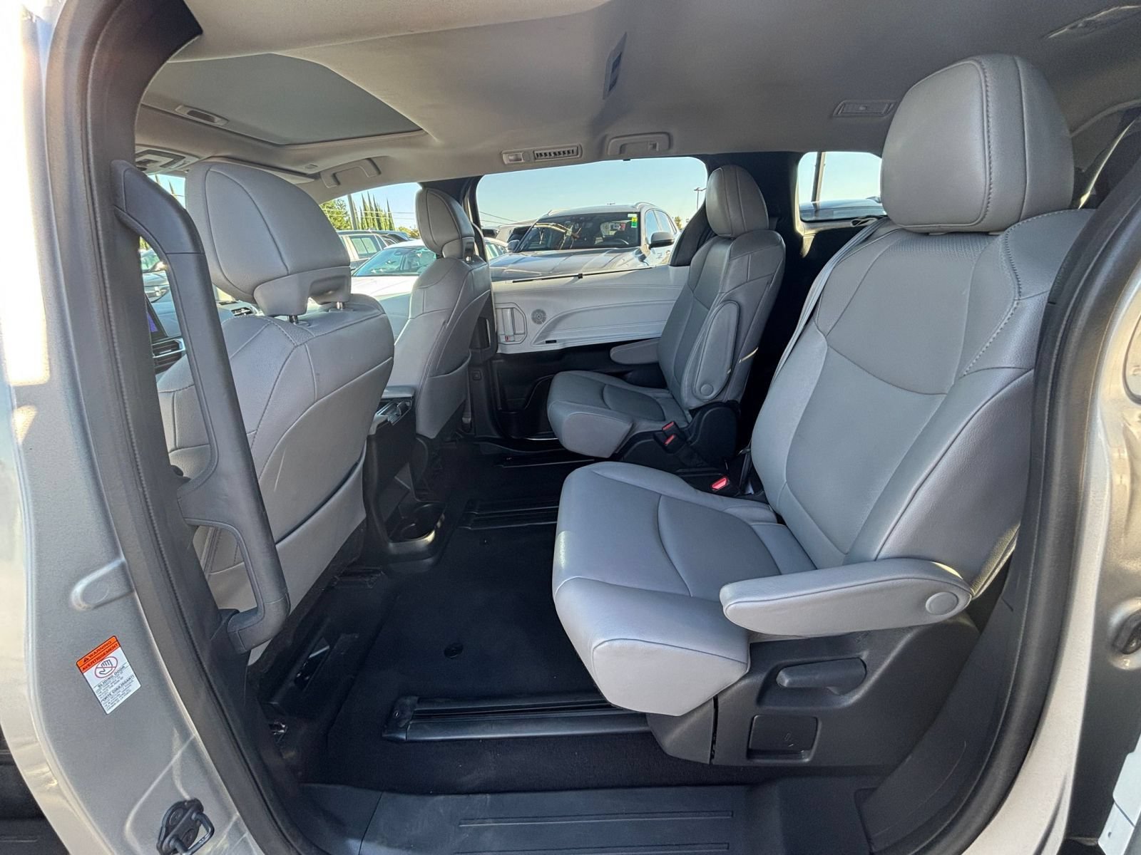 Used 2025 Toyota Sienna XLE FWD image 27