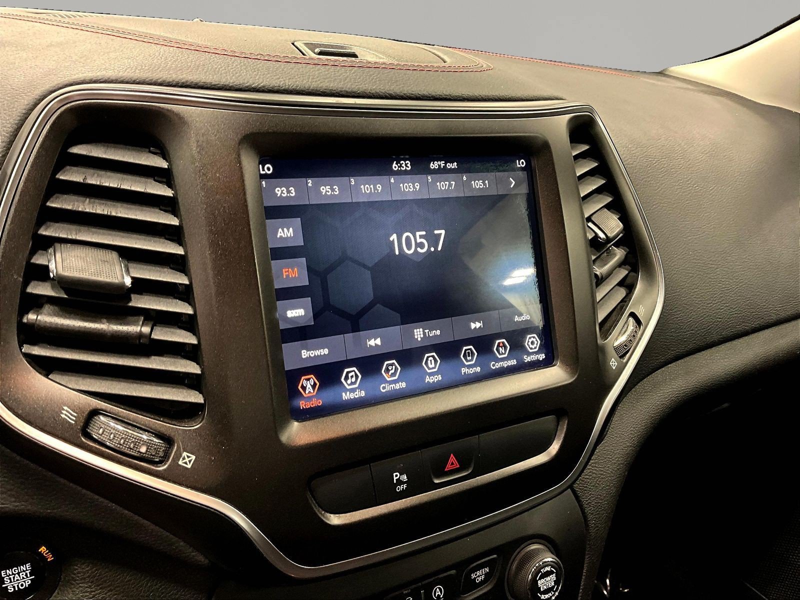 Used 2019 Jeep Cherokee Trailhawk AWD/4WD image 14