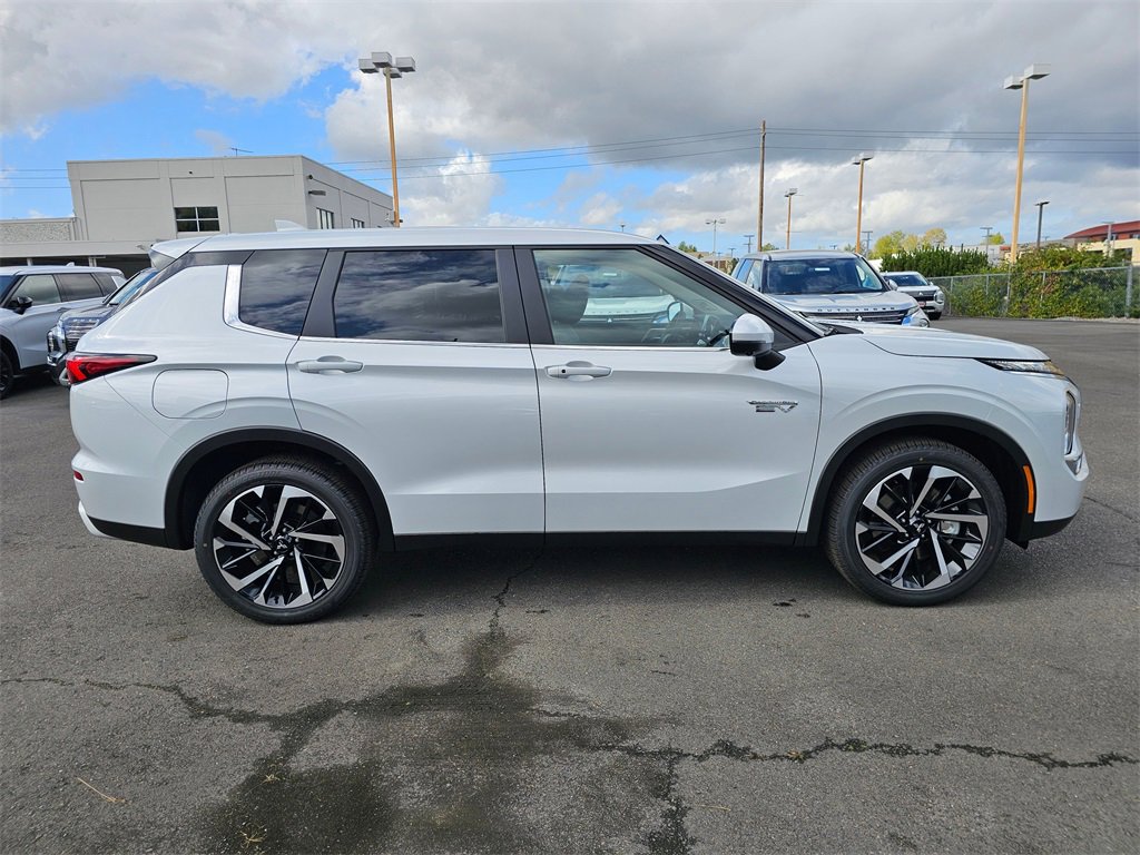 New 2025 Mitsubishi Outlander SE image 4