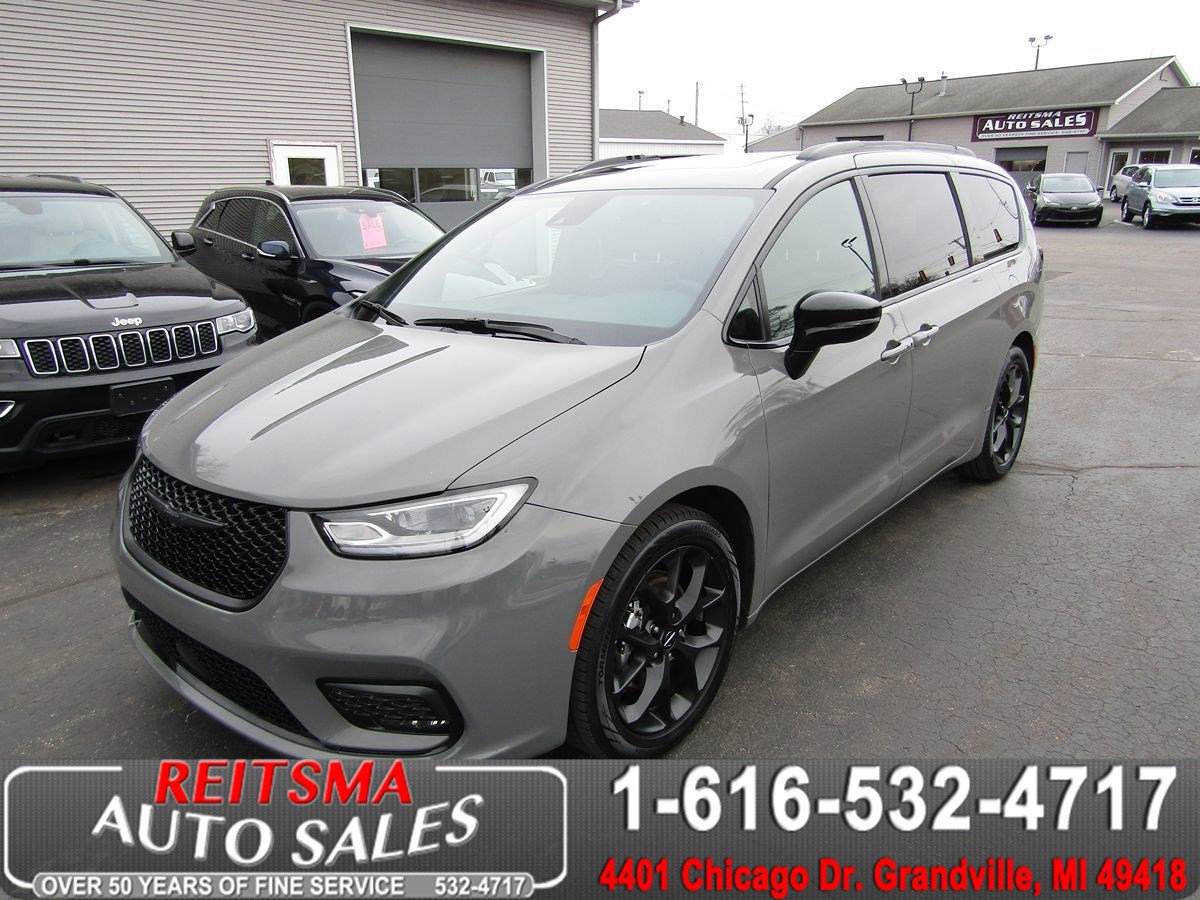 Used 2025 Chrysler Pacifica Limited image 1