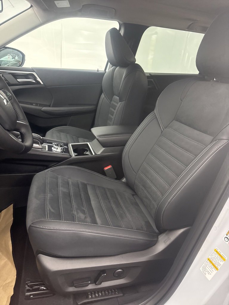 New 2025 Mitsubishi Outlander SE image 13