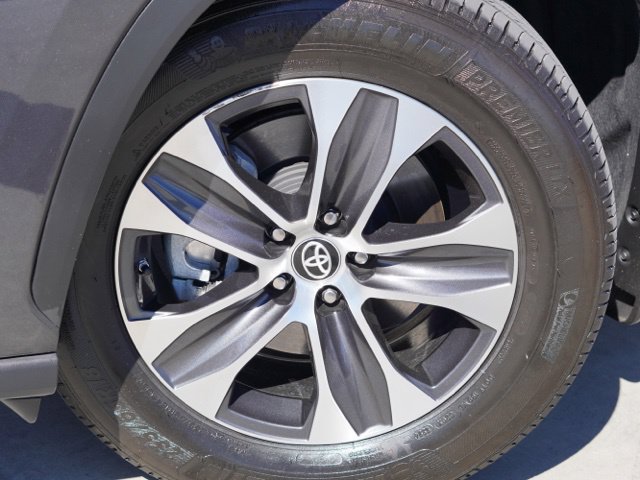 Used 2024 Toyota Highlander XLE AWD/4WD image 14