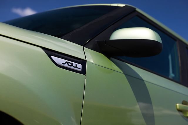 Used 2016 Kia Soul + FWD image 40