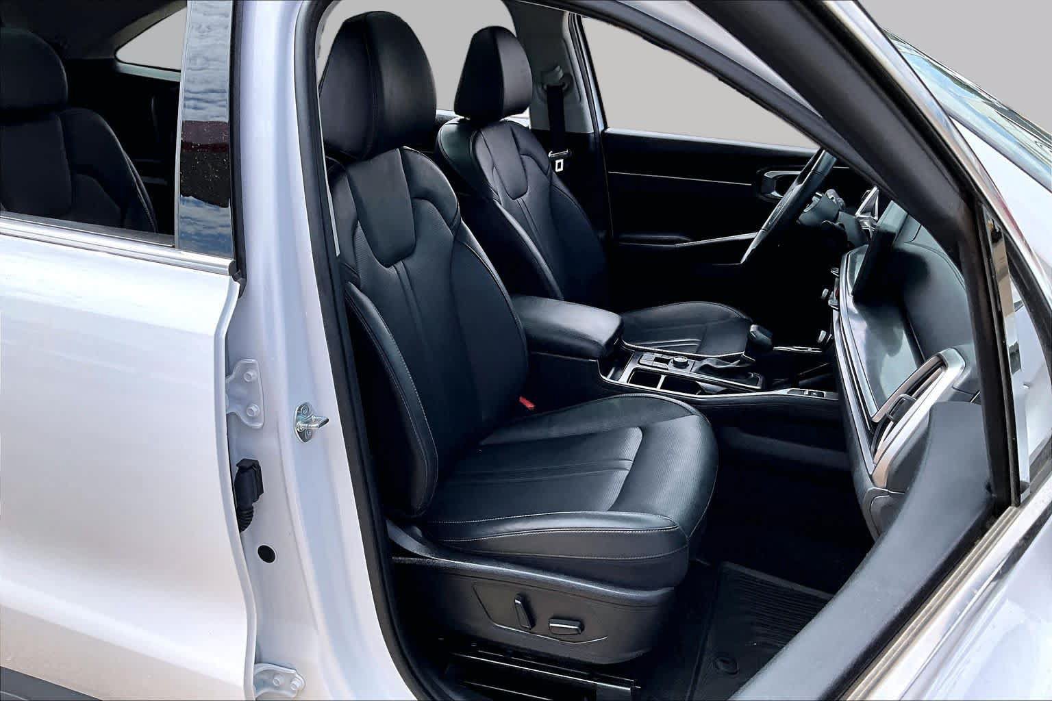 Certified 2025 Kia Sorento EX w/ Panoramic Sunroof Package FWD image 9