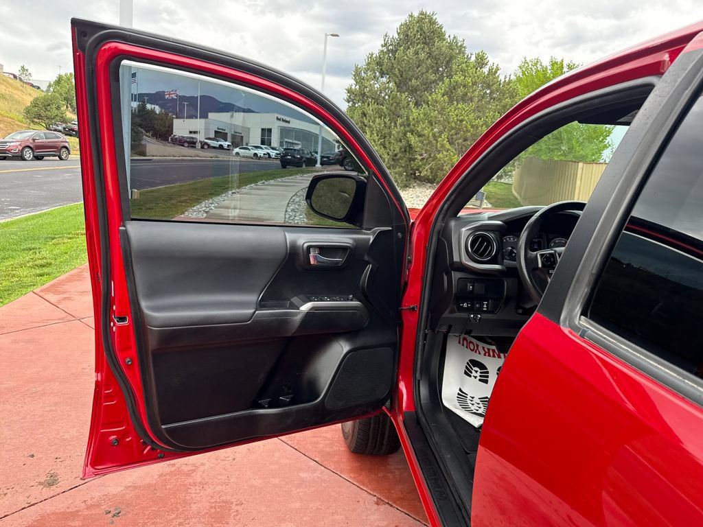 Used 2022 Toyota Tacoma TRD Off-Road AWD/4WD image 9