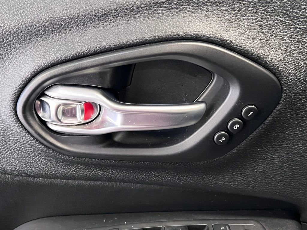 Used 2019 Jeep Cherokee Limited image 37