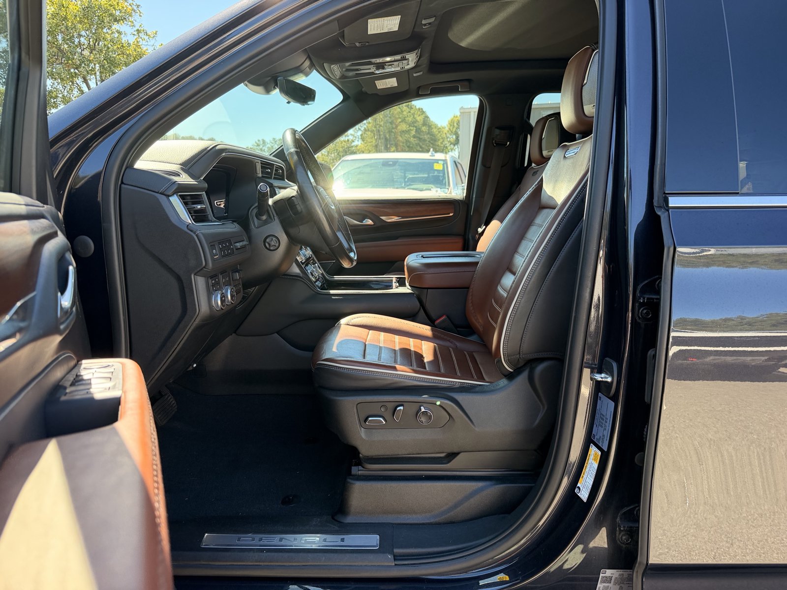 Used 2023 GMC Yukon XL Denali Ultimate AWD/4WD image 14