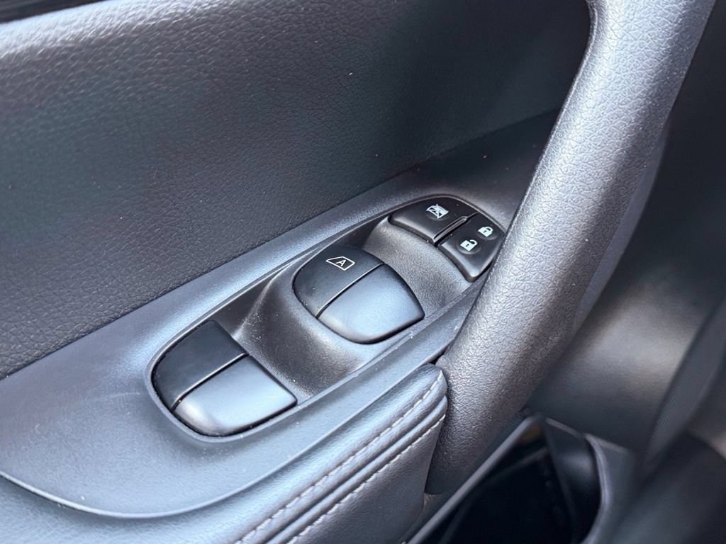 Used 2019 Nissan Rogue S FWD image 19