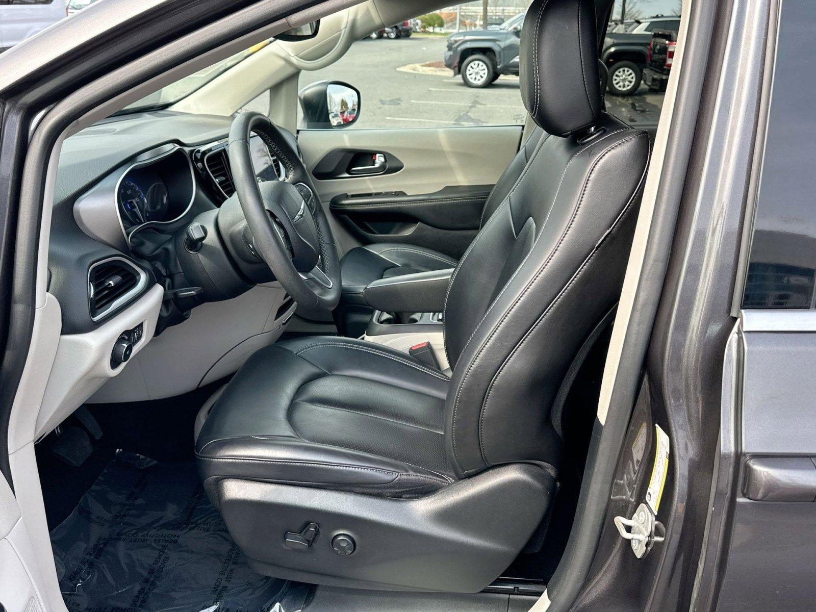 Used 2023 Chrysler Pacifica Touring-L image 13