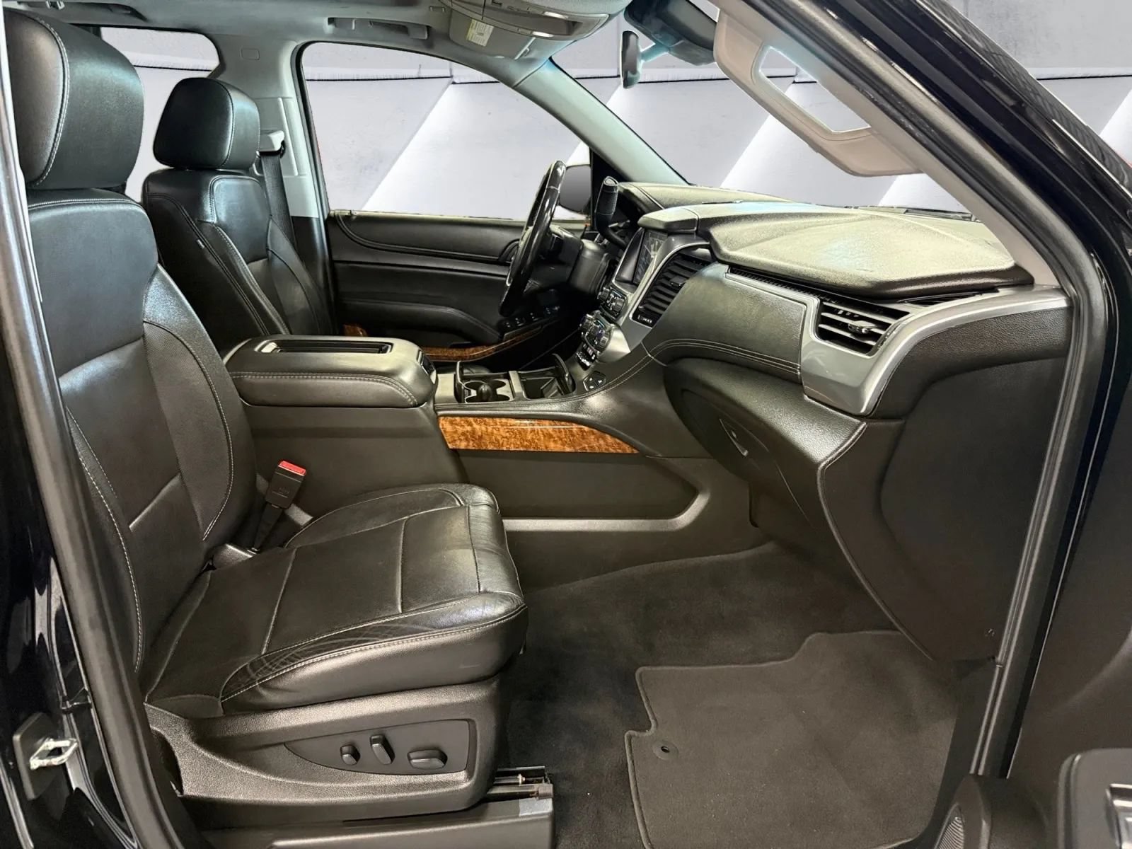 Used 2020 Chevrolet Suburban Premier AWD/4WD image 17