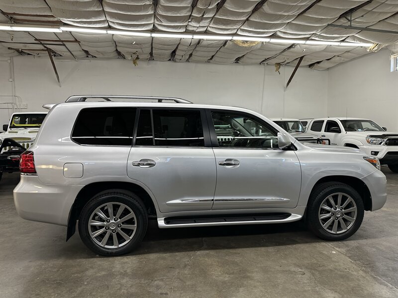 Used 2011 Lexus LX 570 4WD w/ Luxury Pkg image 2