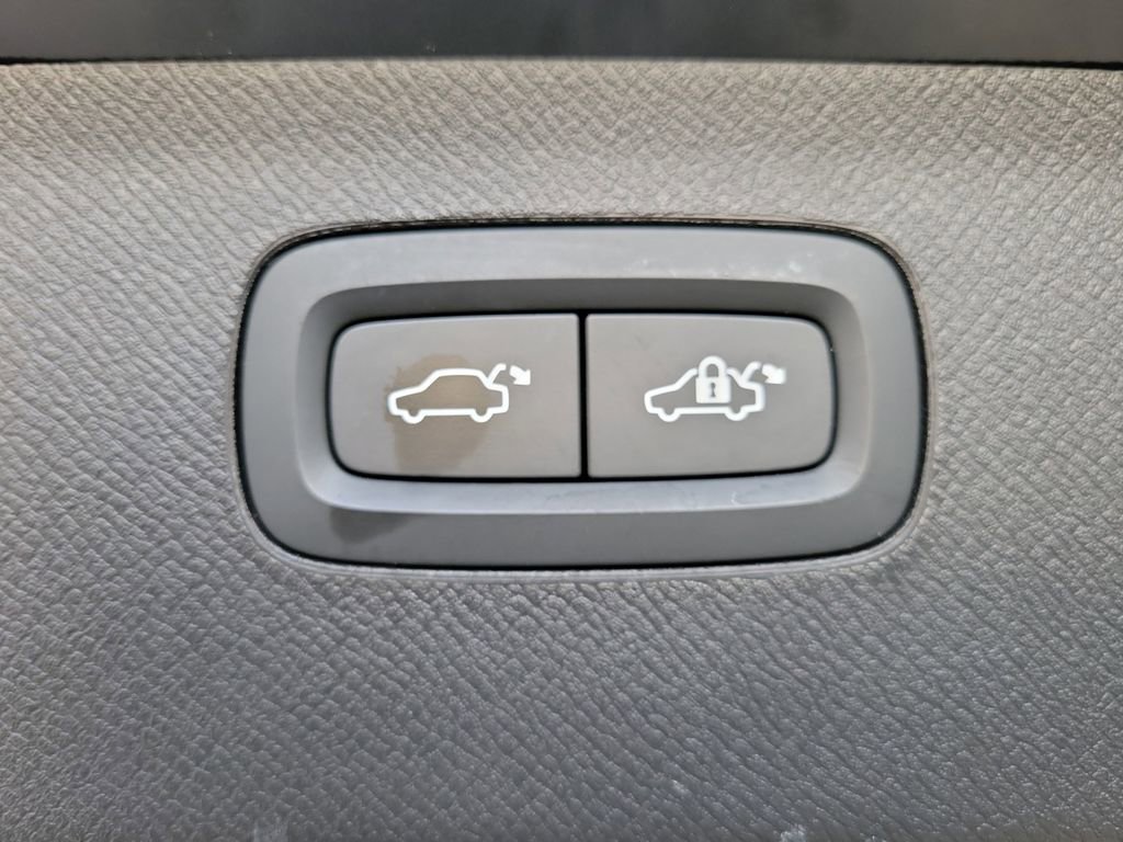 Used 2023 Volvo XC90 T8 Ultimate w/ Lounge Package image 11