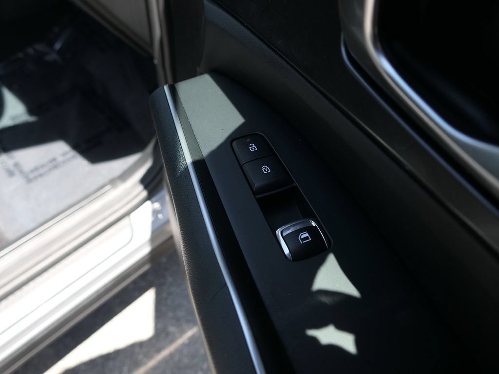 Used 2025 Kia Sorento S FWD image 28