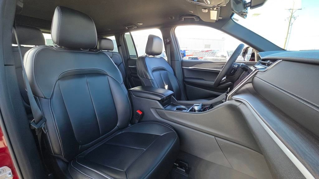 Used 2025 Jeep Grand Cherokee Limited w/ Black Appearance Package image 13