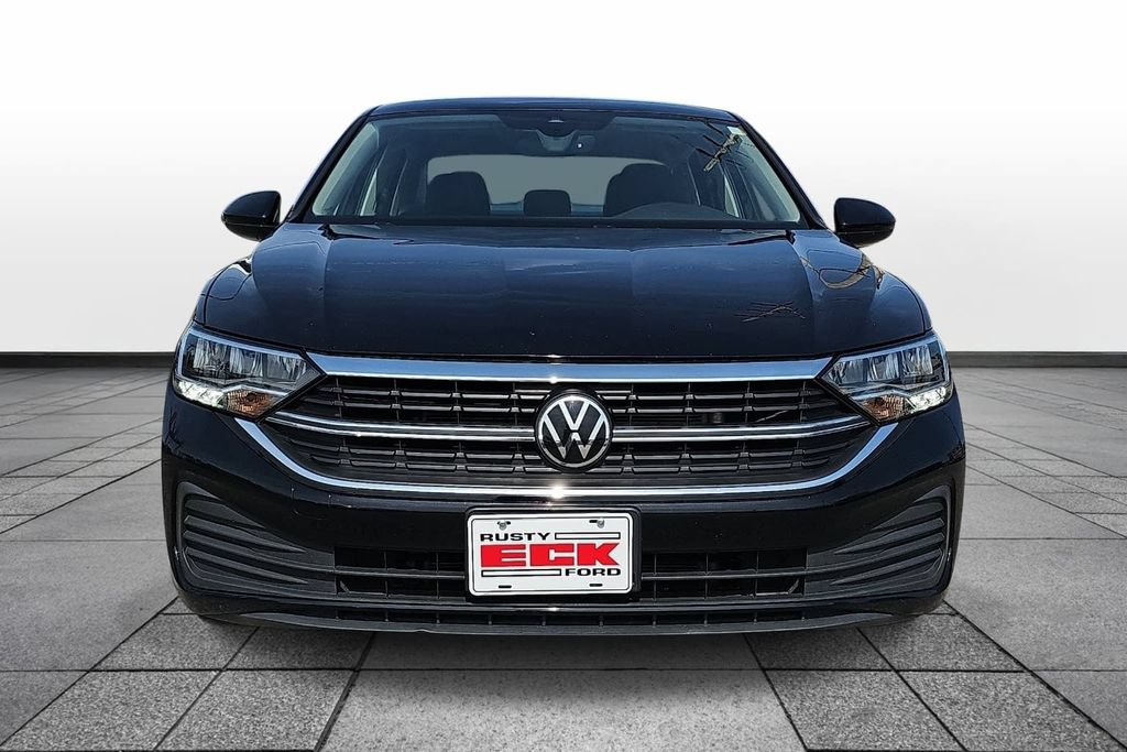 Used 2024 Volkswagen Jetta SE FWD image 2