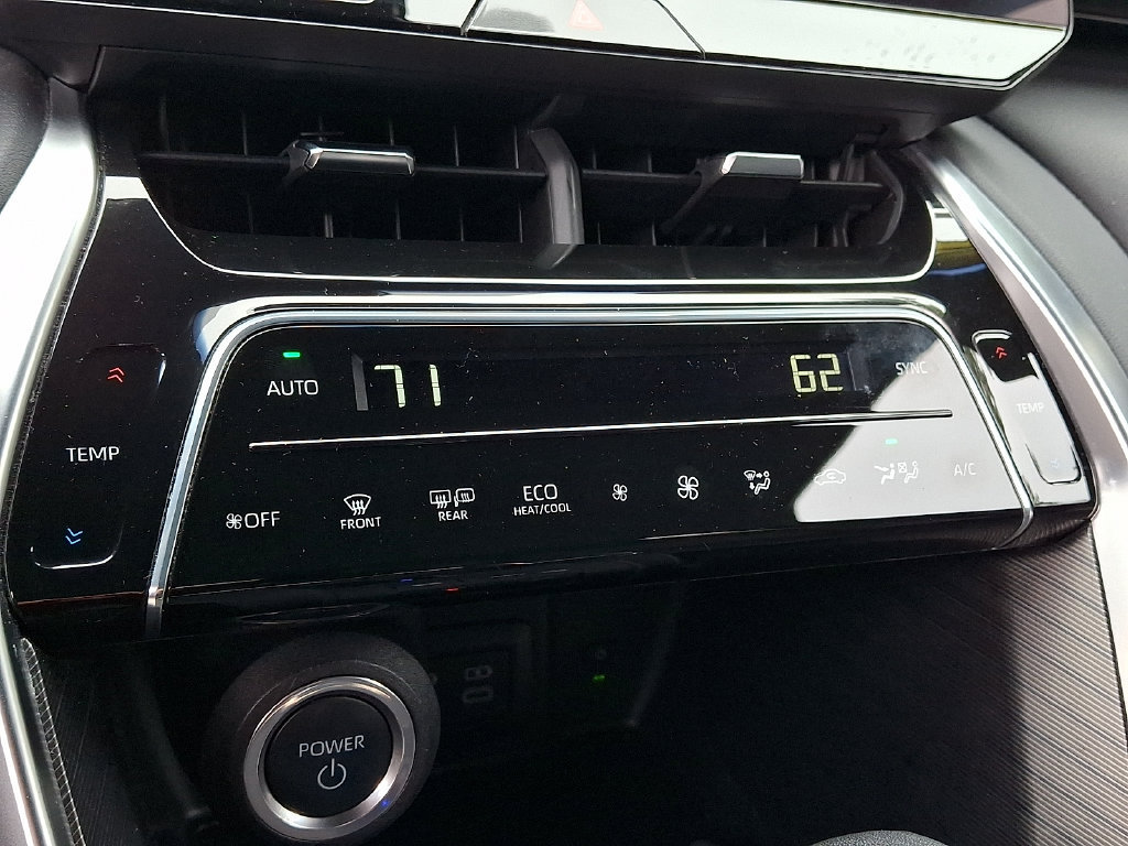 Used 2023 Toyota Venza XLE AWD/4WD image 17