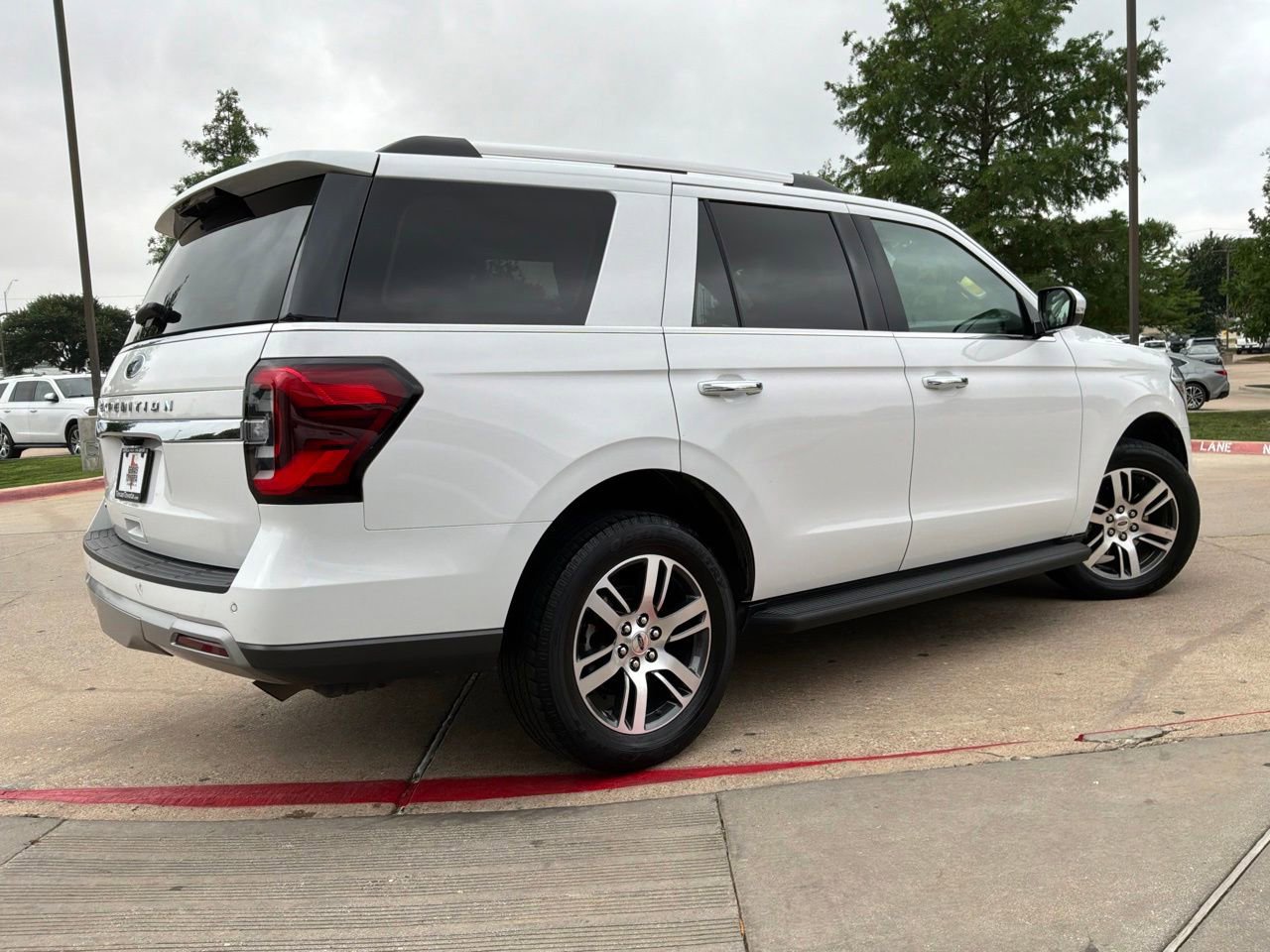 Used 2024 Ford Expedition Limited AWD/4WD image 6