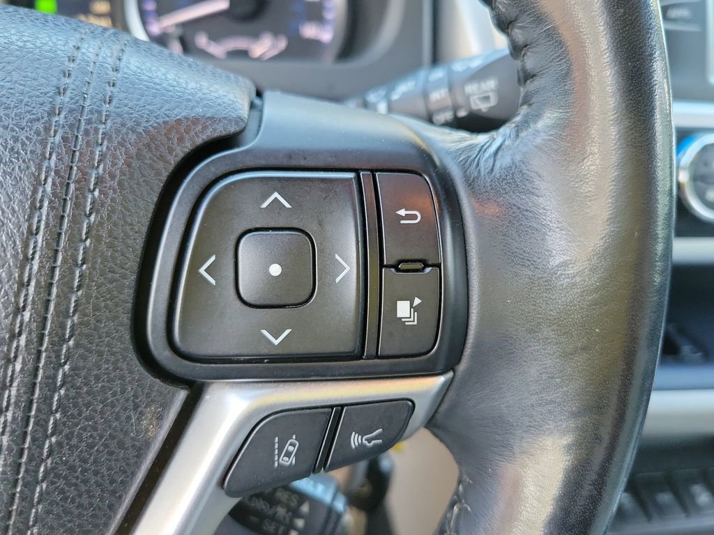 Used 2017 Toyota Highlander Plus image 31