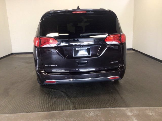 Used 2018 Chrysler Pacifica Limited w/ Tire & Wheel Group FWD image 5