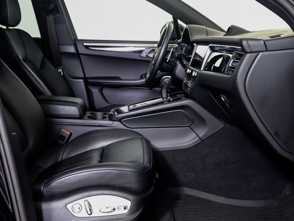 Certified 2024 Porsche Macan w/ Premium Plus Package image 8
