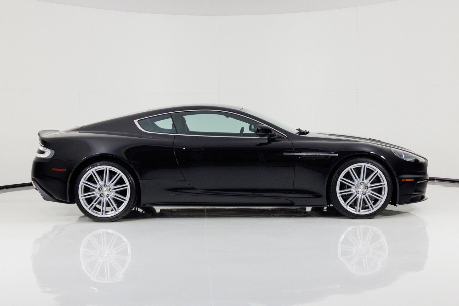 Used 2009 Aston Martin DBS Coupe RWD image 2