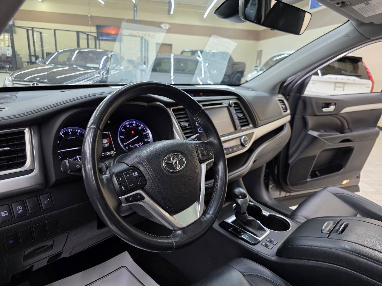 Used 2017 Toyota Highlander SE FWD image 20