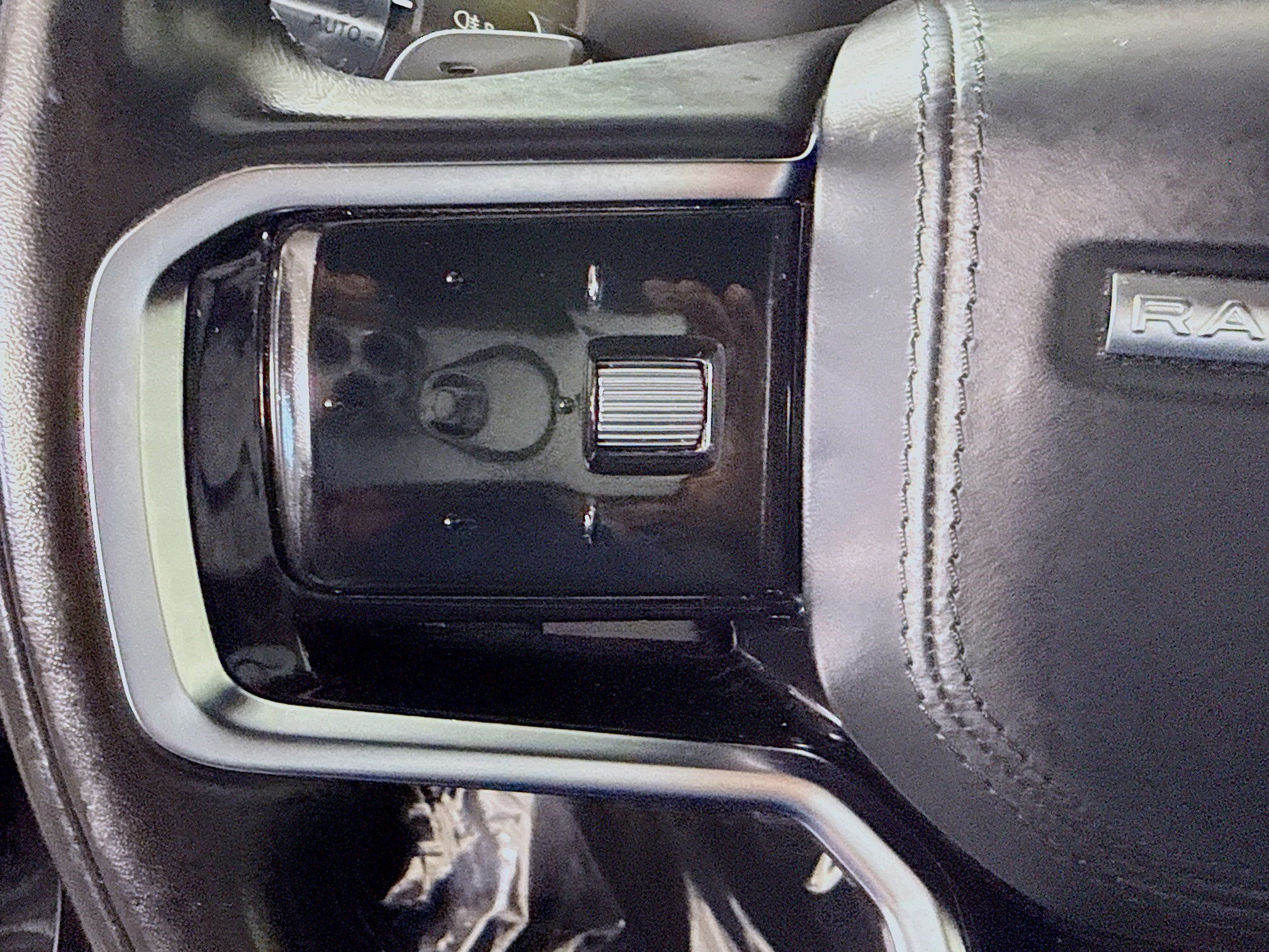 Used 2022 Land Rover Range Rover Velar R-Dynamic S image 14