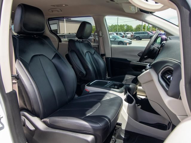 Used 2023 Chrysler Pacifica Touring-L FWD image 21