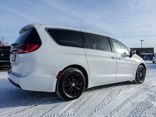 Used 2023 Chrysler Pacifica Touring-L image 26