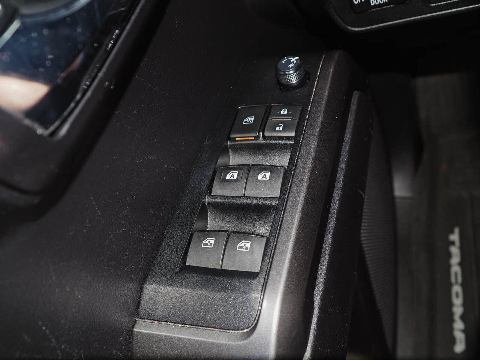 Used 2020 Toyota Tacoma TRD Sport AWD/4WD image 17