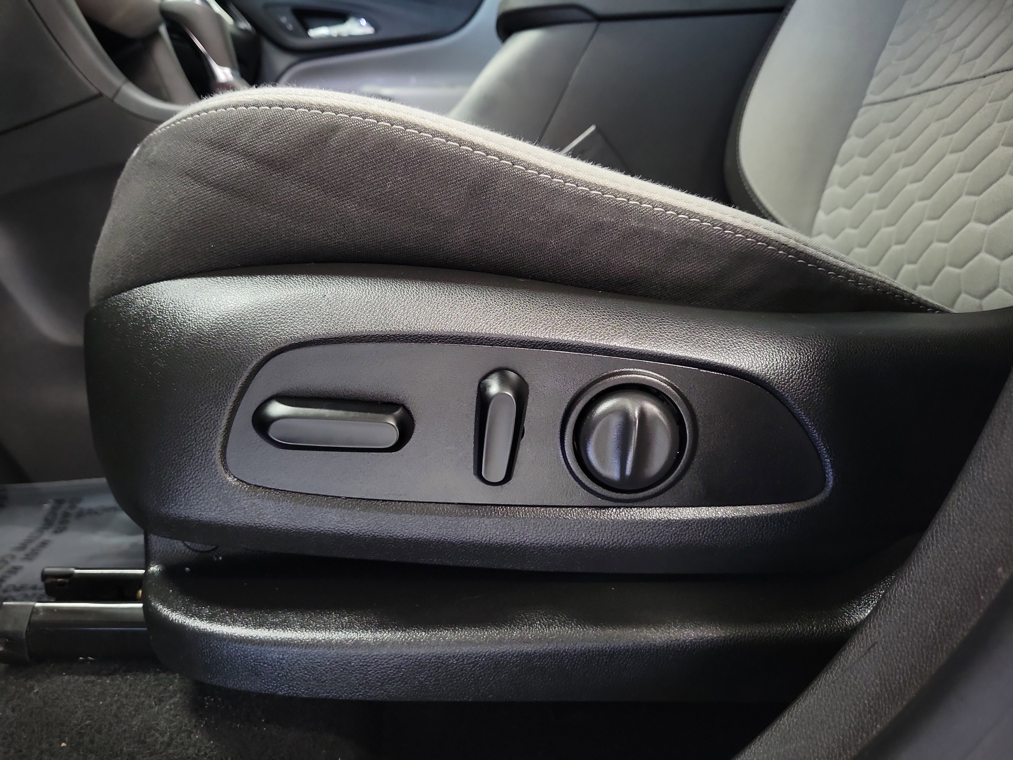 Used 2021 Chevrolet Equinox LS w/ LS Convenience Package image 19