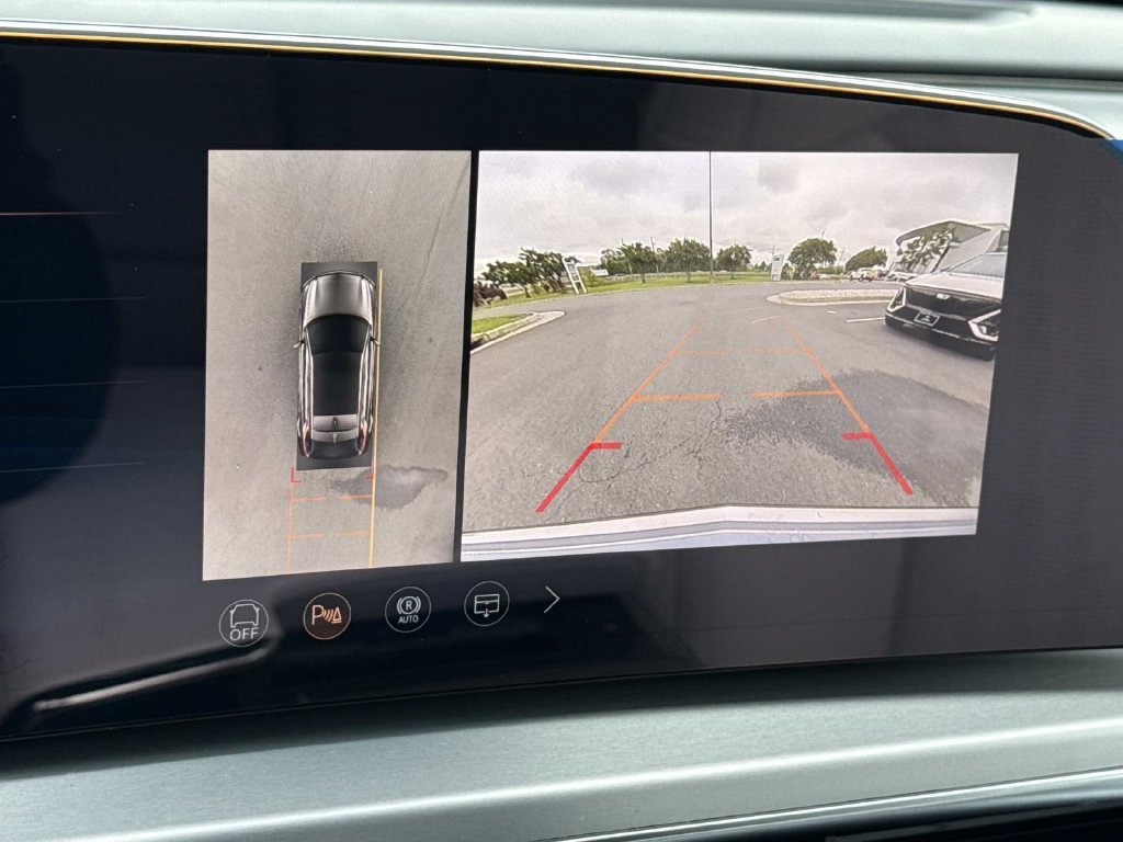 New 2027 Cadillac Lyriq Luxury w/ LPO, Floor Liner Package AWD/4WD image 13