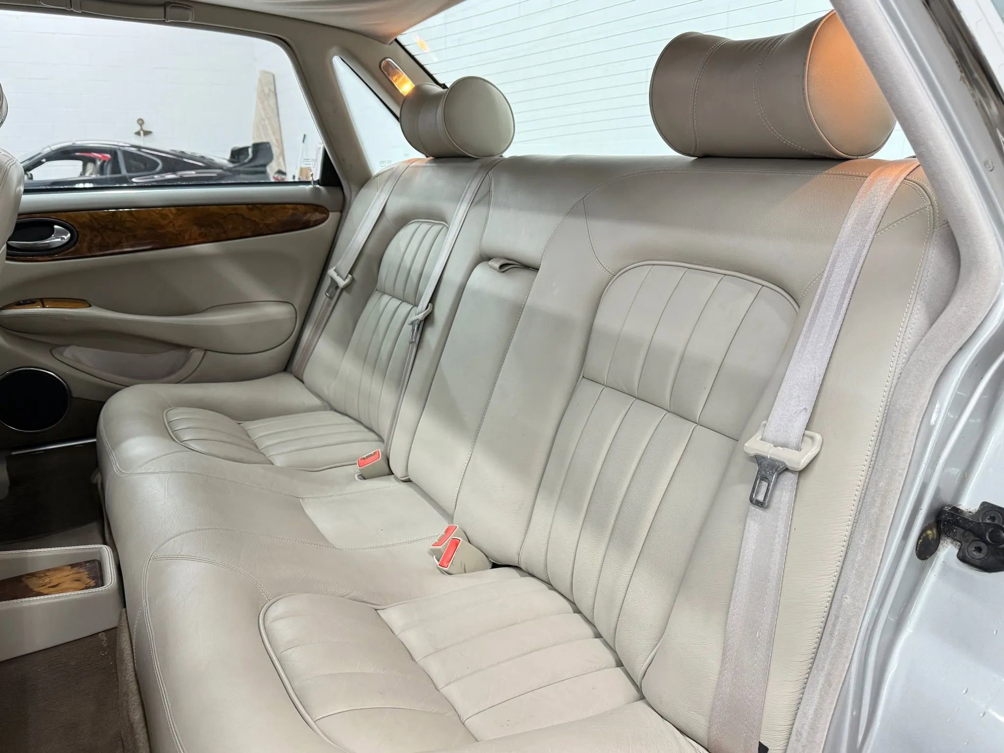 Used 1999 Jaguar XJ8 image 4