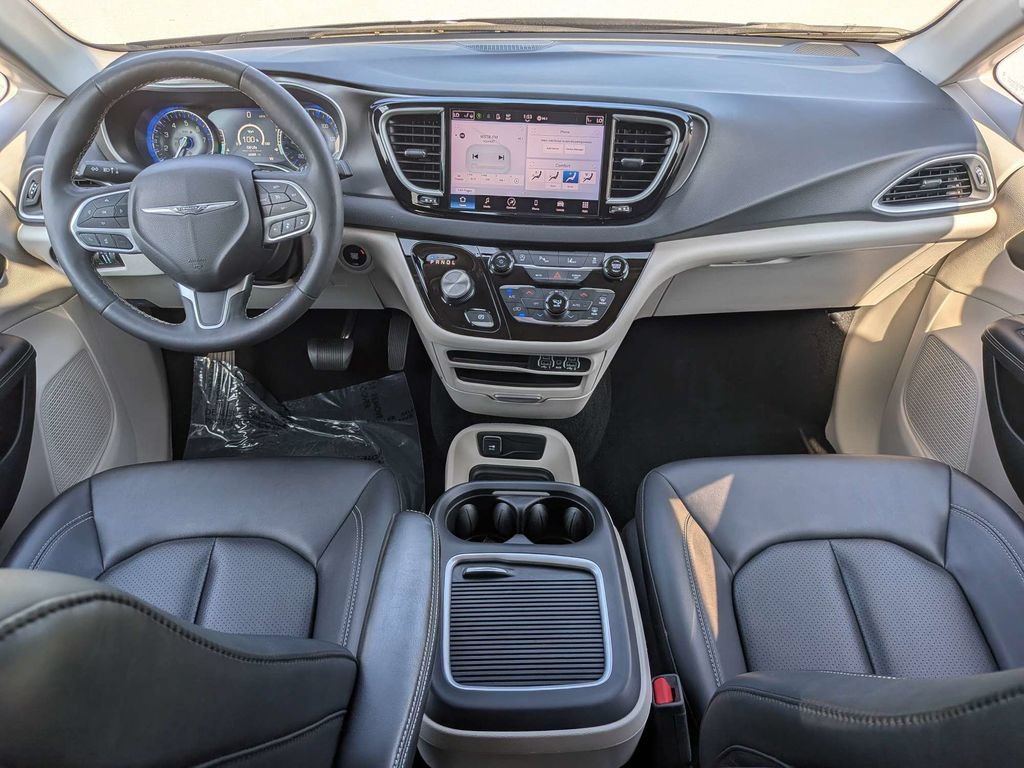 Used 2024 Chrysler Pacifica Touring-L FWD image 15