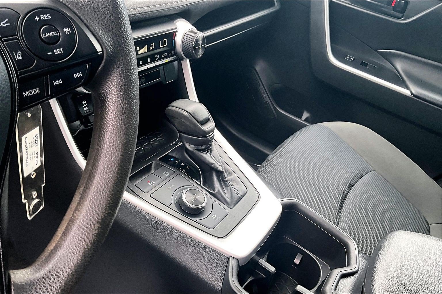Used 2022 Toyota RAV4 LE AWD/4WD image 16