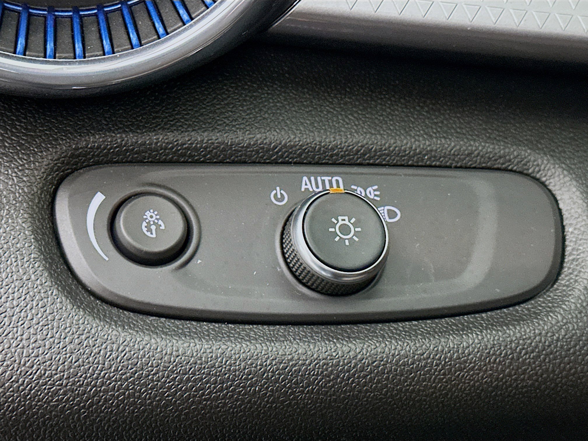 Used 2025 Chevrolet Trax LT w/ LT Convenience Package image 16