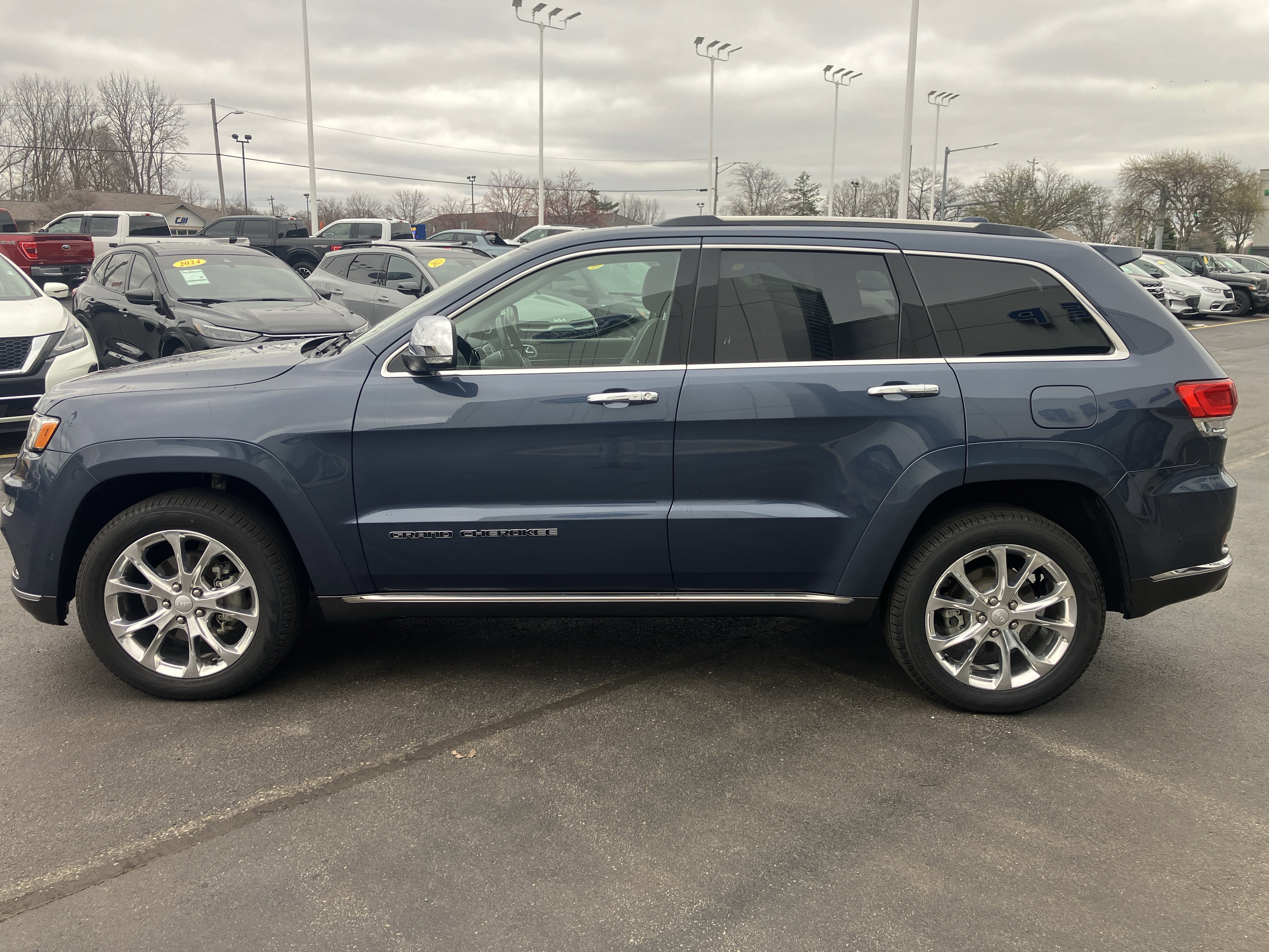 Used 2019 Jeep Grand Cherokee Summit image 4