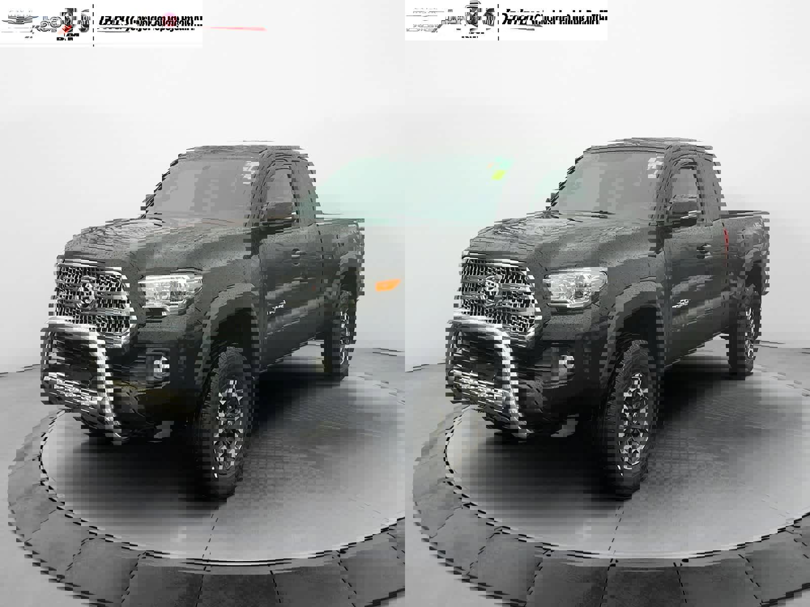 Used 2017 Toyota Tacoma TRD Off-Road image 3