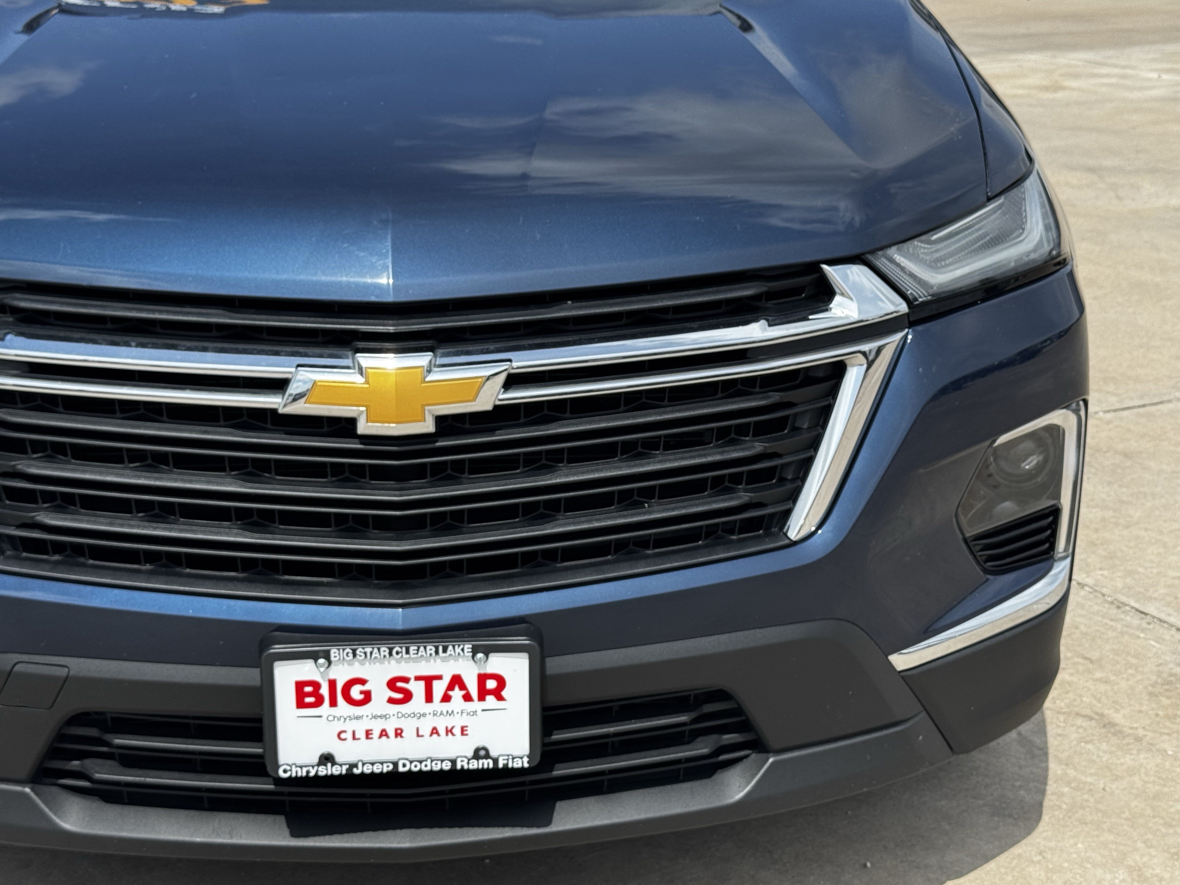 Used 2023 Chevrolet Traverse LS w/ Safety Package FWD image 5