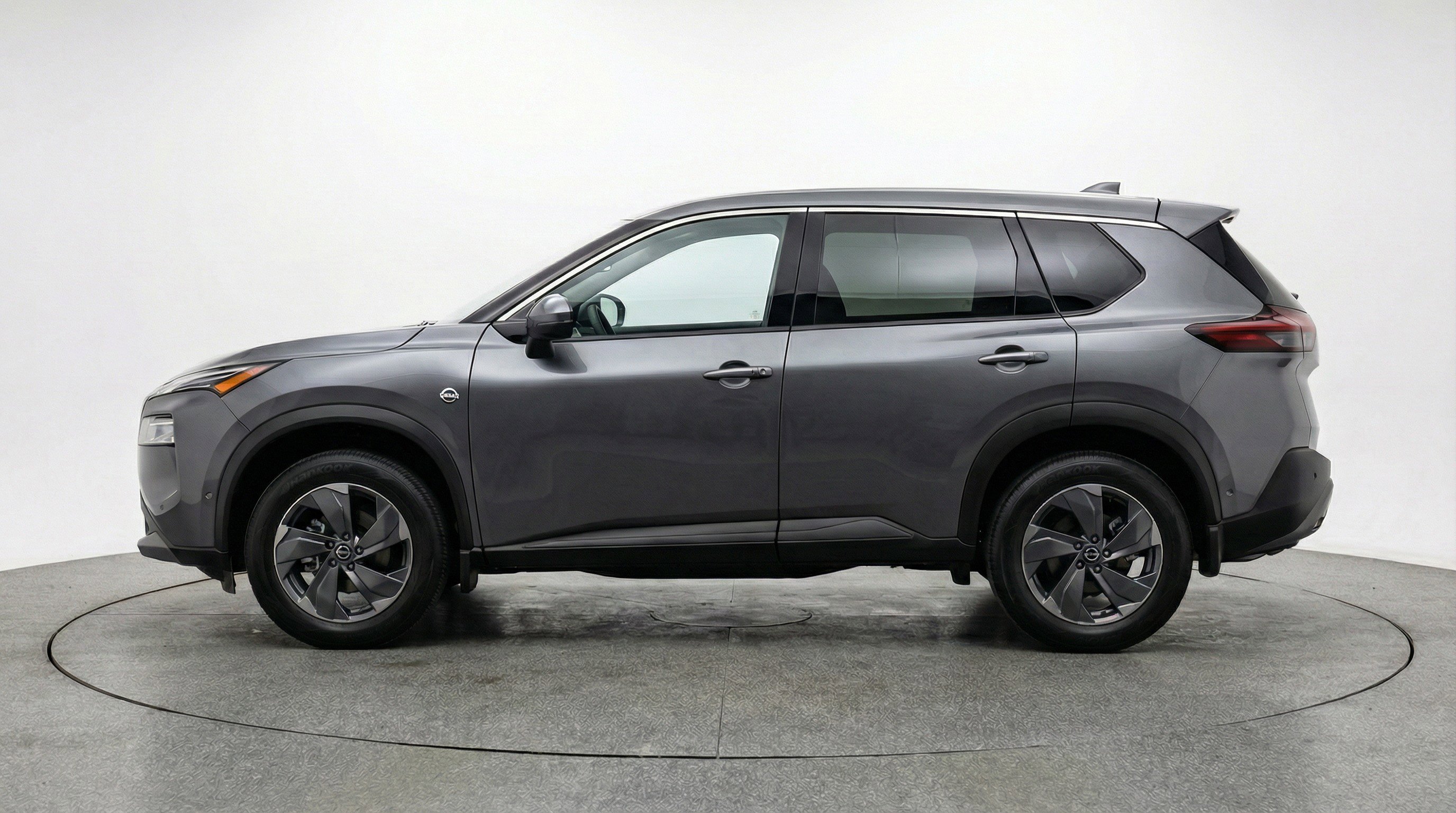 Used 2025 Nissan Rogue SV image 5