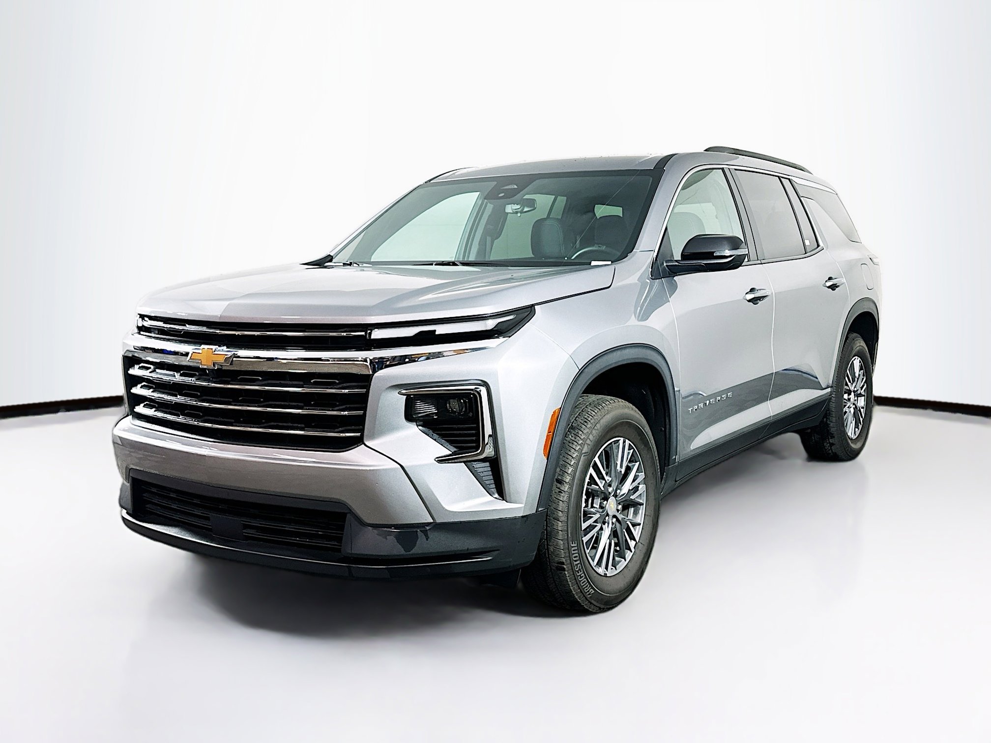 Used 2025 Chevrolet Traverse LT image 3