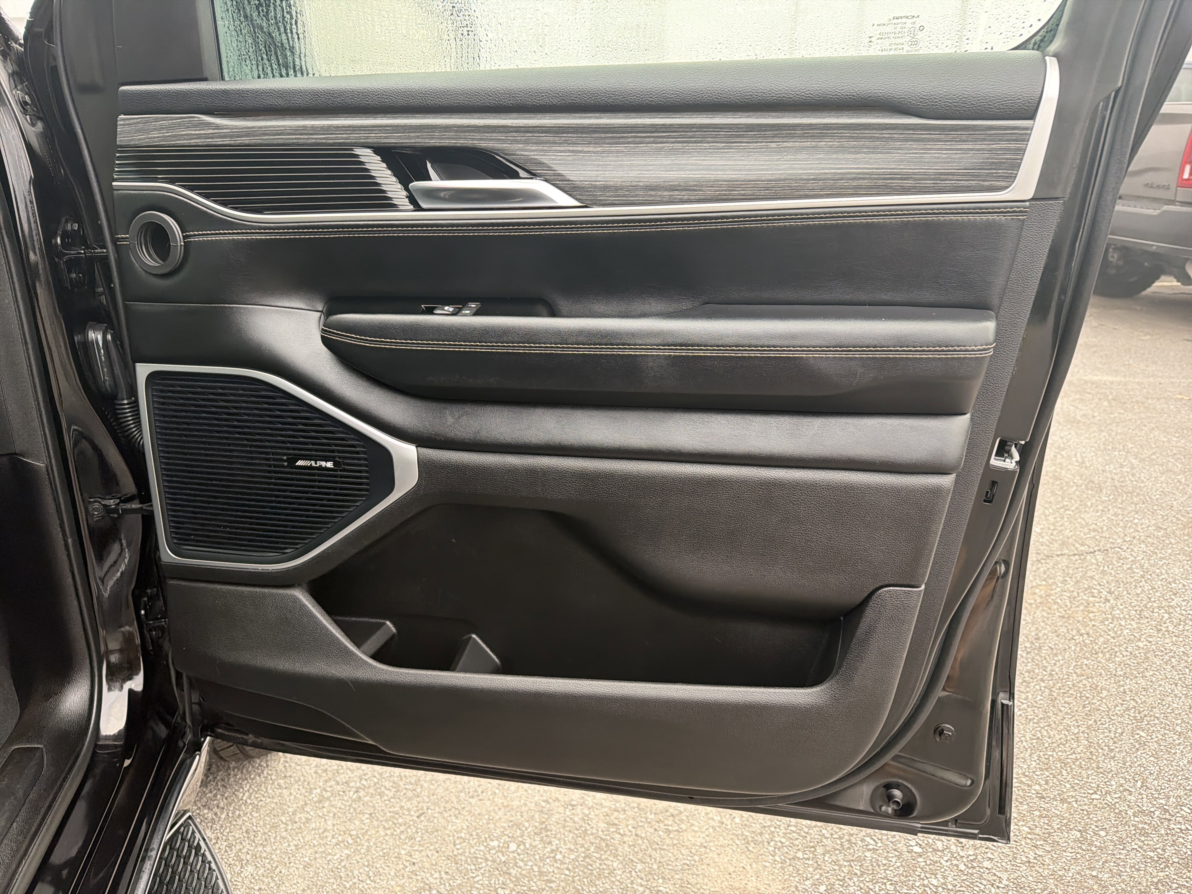 Used 2024 Jeep Wagoneer Series II w/ Flexible Seating Group image 15